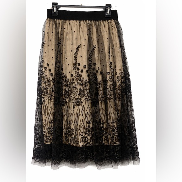 Metro Wear Dresses & Skirts - Metro Wear Skirt Black Mesh Floral Overlay Tan Lining Sz PS Elastic Waist 28